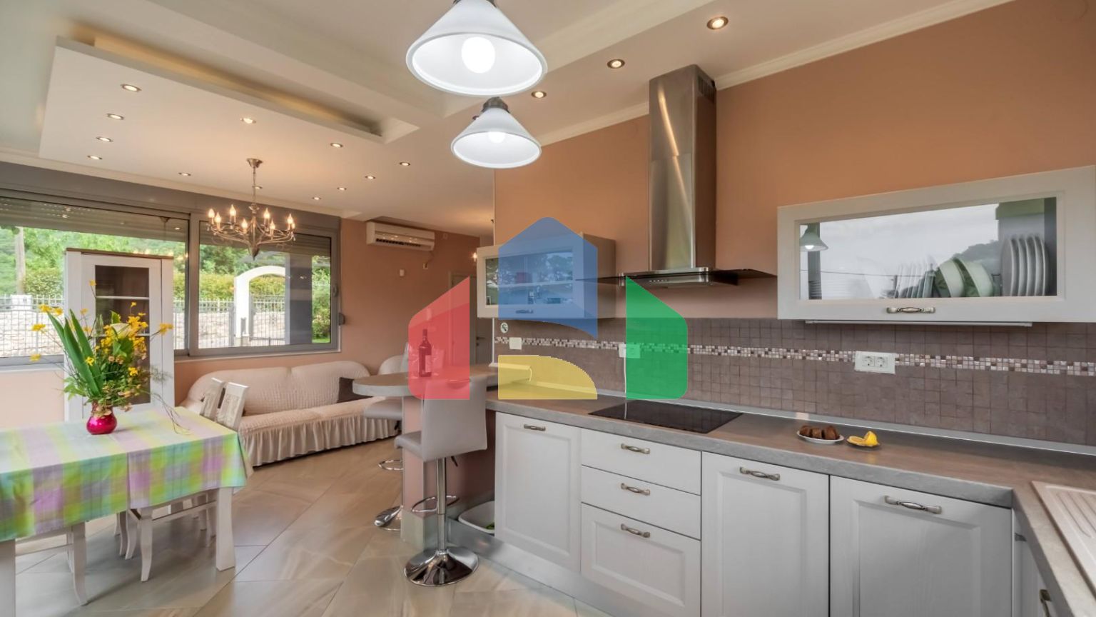 Дом с бассейном в Булярице с панорамным видом.