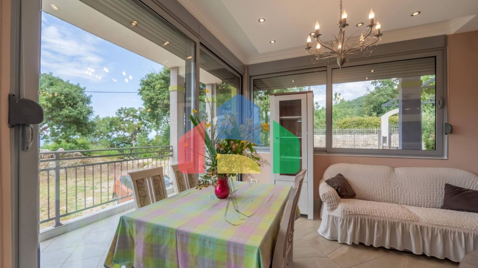 Дом с бассейном в Булярице с панорамным видом.