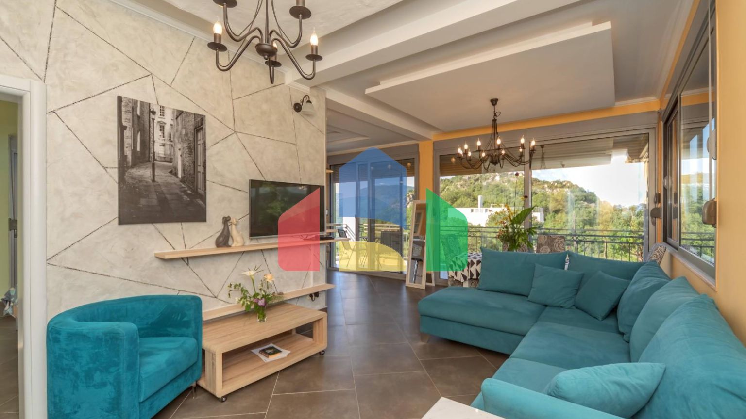 Дом с бассейном в Булярице с панорамным видом.