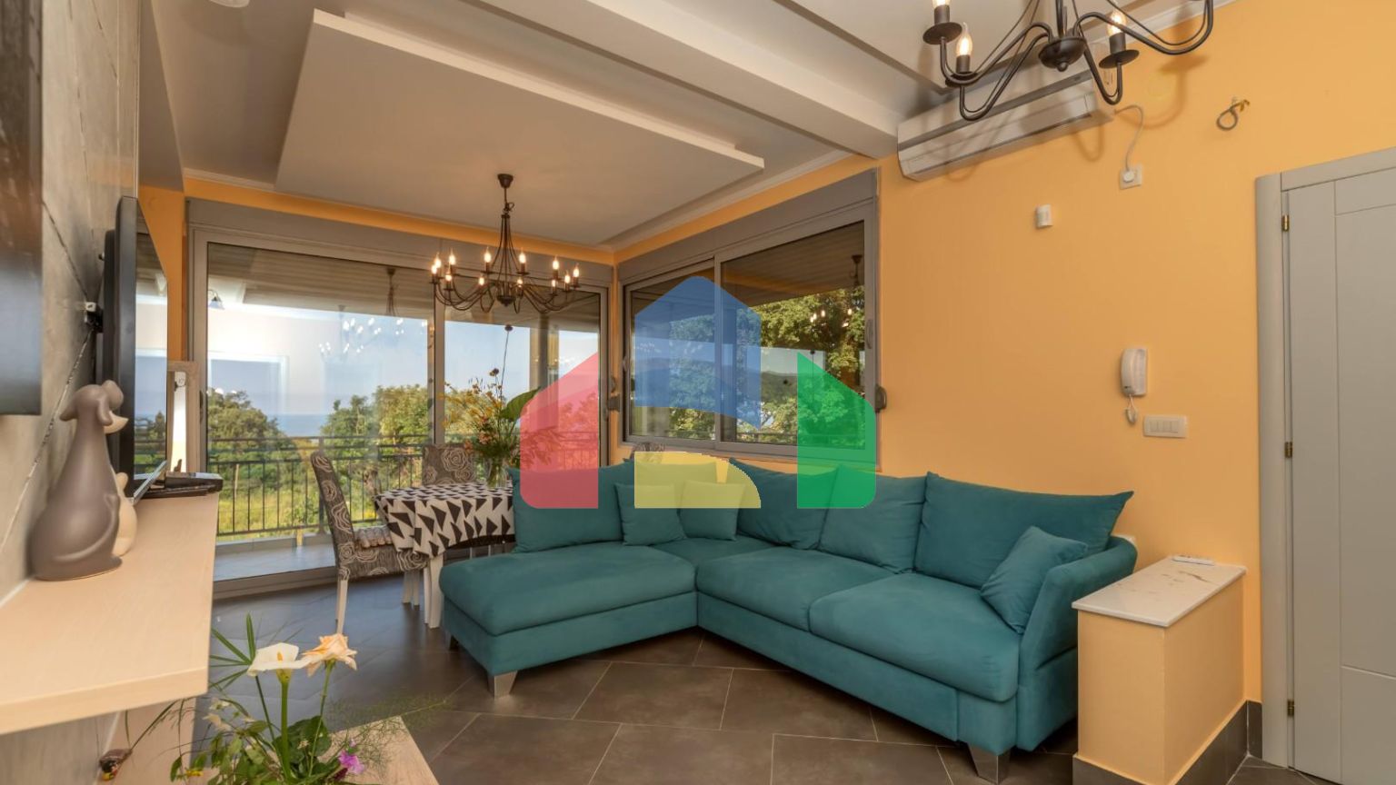 Дом с бассейном в Булярице с панорамным видом.