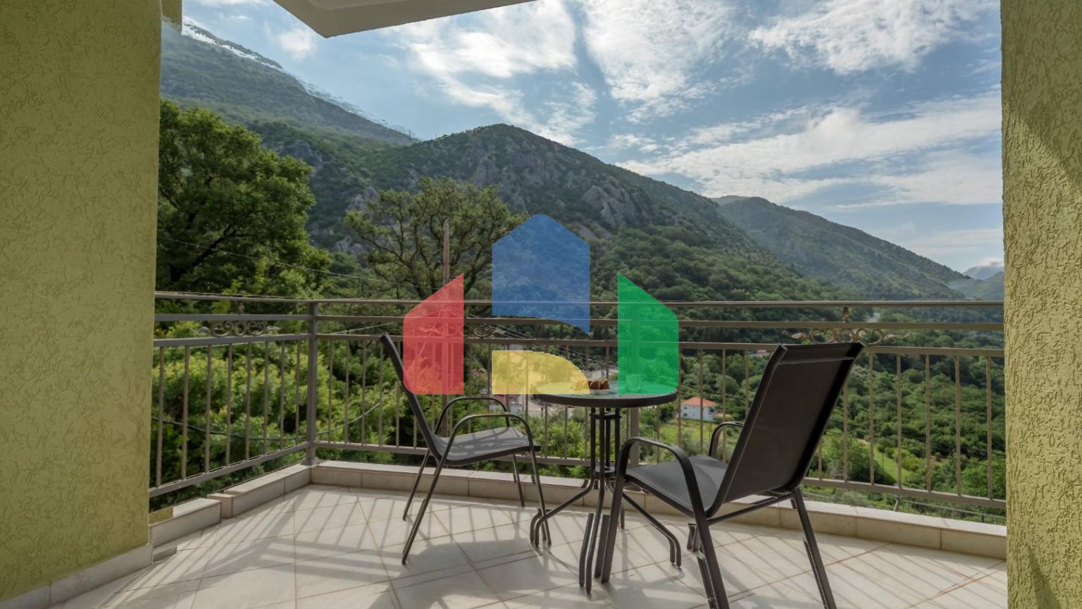 Дом с бассейном в Булярице с панорамным видом.