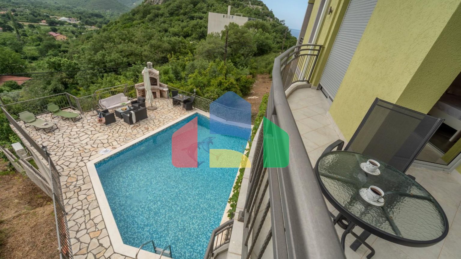 Дом с бассейном в Булярице с панорамным видом.