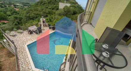 Дом с бассейном в Булярице с панорамным видом.