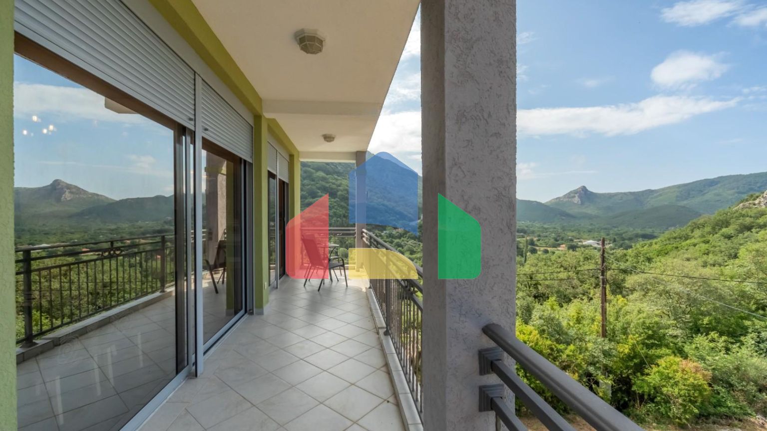 Дом с бассейном в Булярице с панорамным видом.