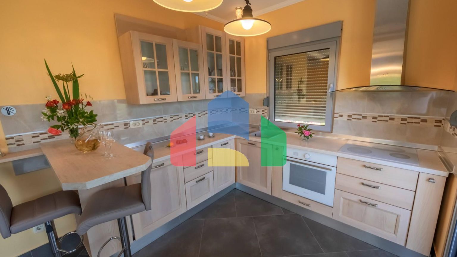 Дом с бассейном в Булярице с панорамным видом.