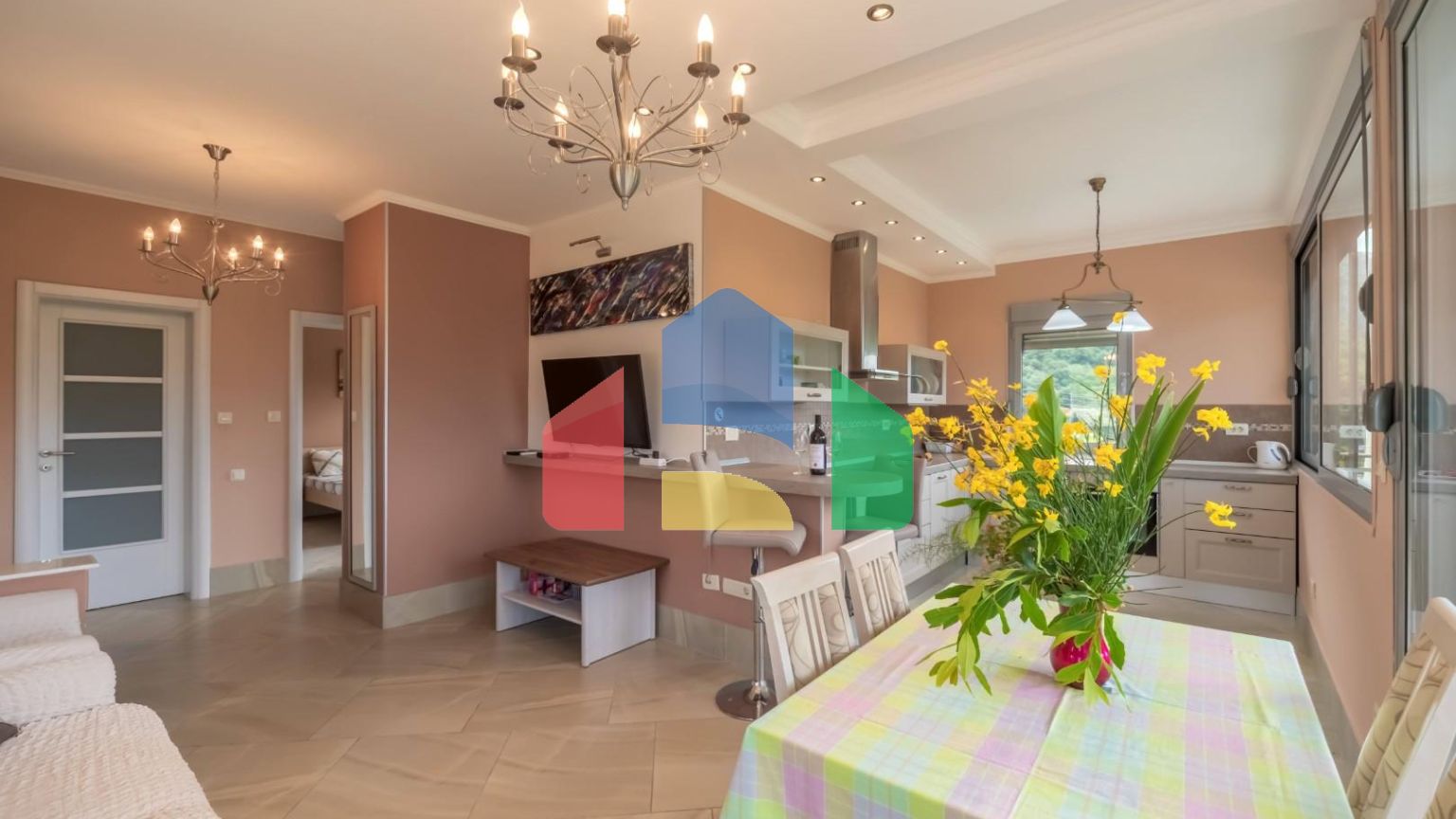 Дом с бассейном в Булярице с панорамным видом.