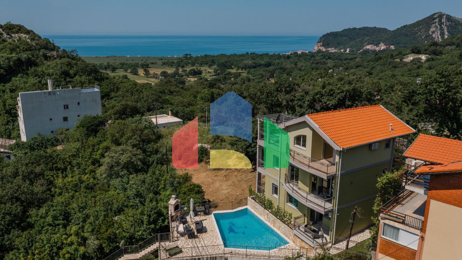 Дом с бассейном в Булярице с панорамным видом.