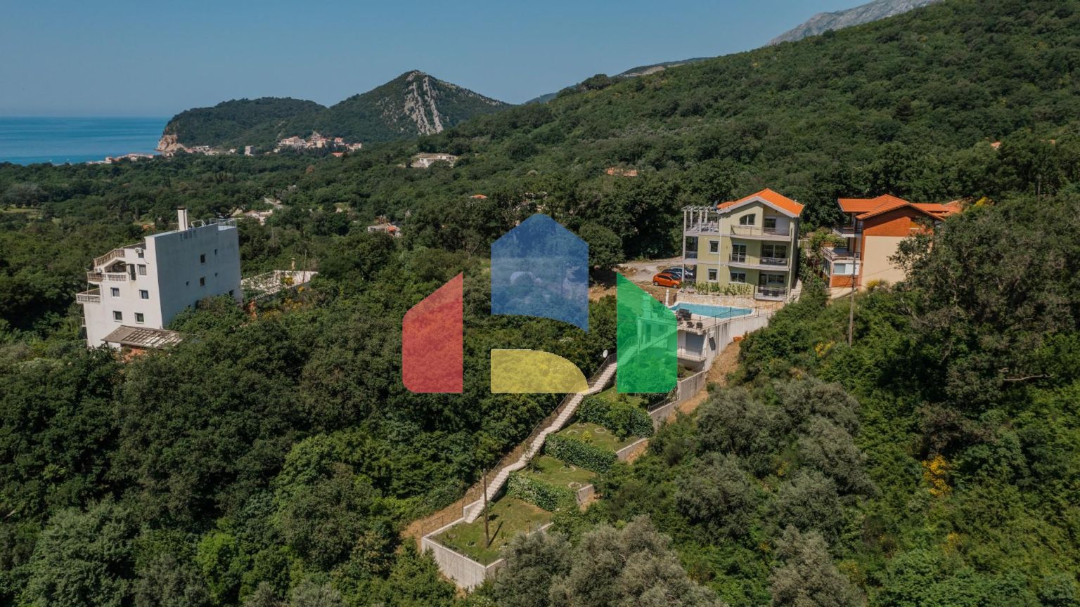 Дом с бассейном в Булярице с панорамным видом.