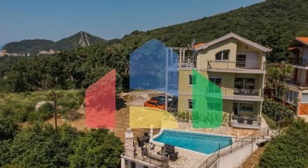 Дом с бассейном в Булярице с панорамным видом.