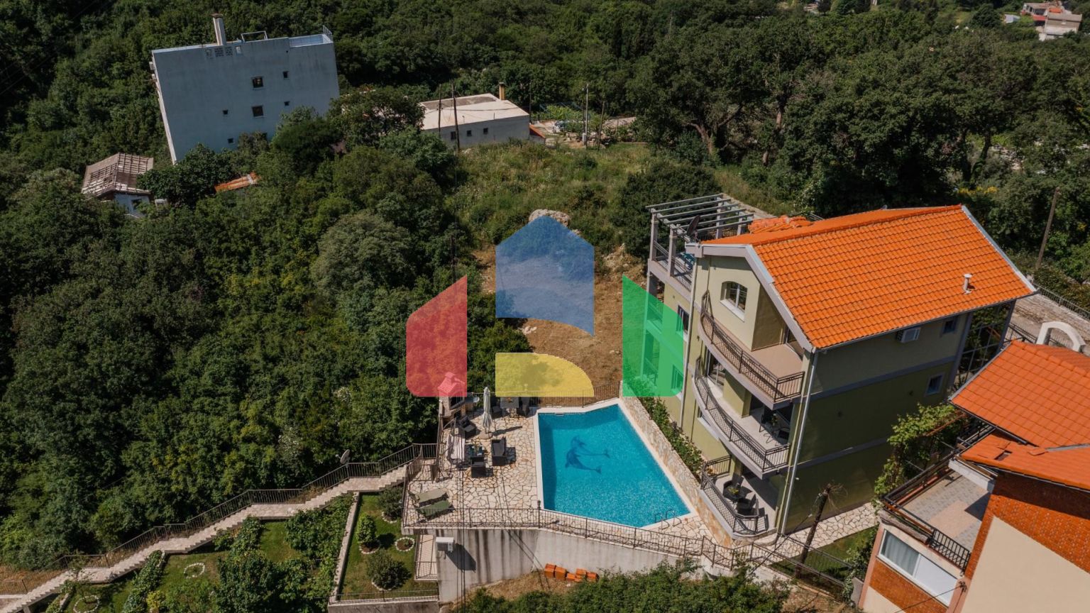 Дом с бассейном в Булярице с панорамным видом.