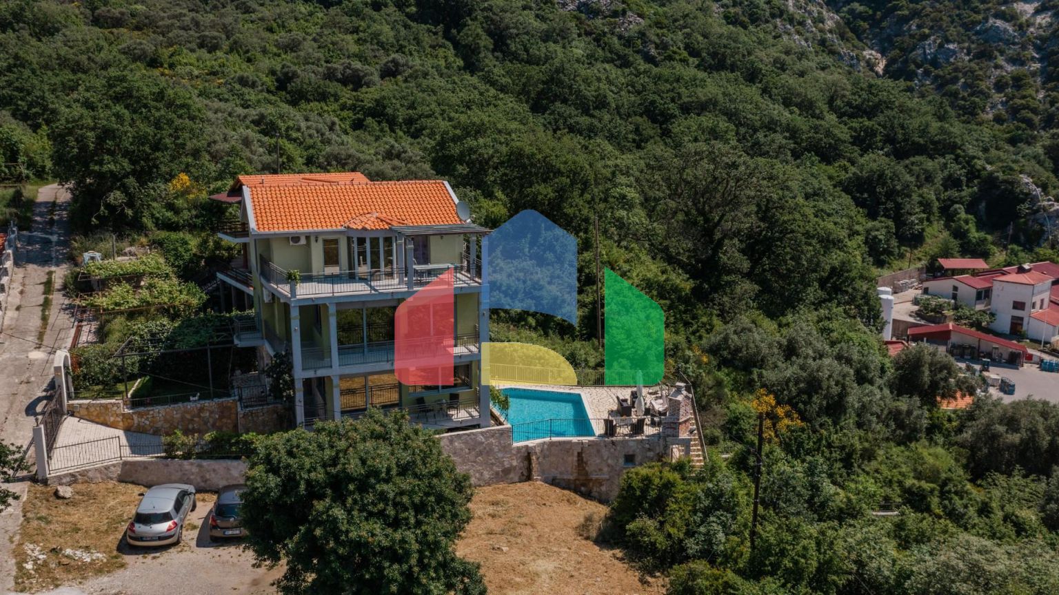 Дом с бассейном в Булярице с панорамным видом.