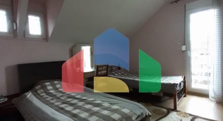 Двухэтажный дом с участком в Цетине.
