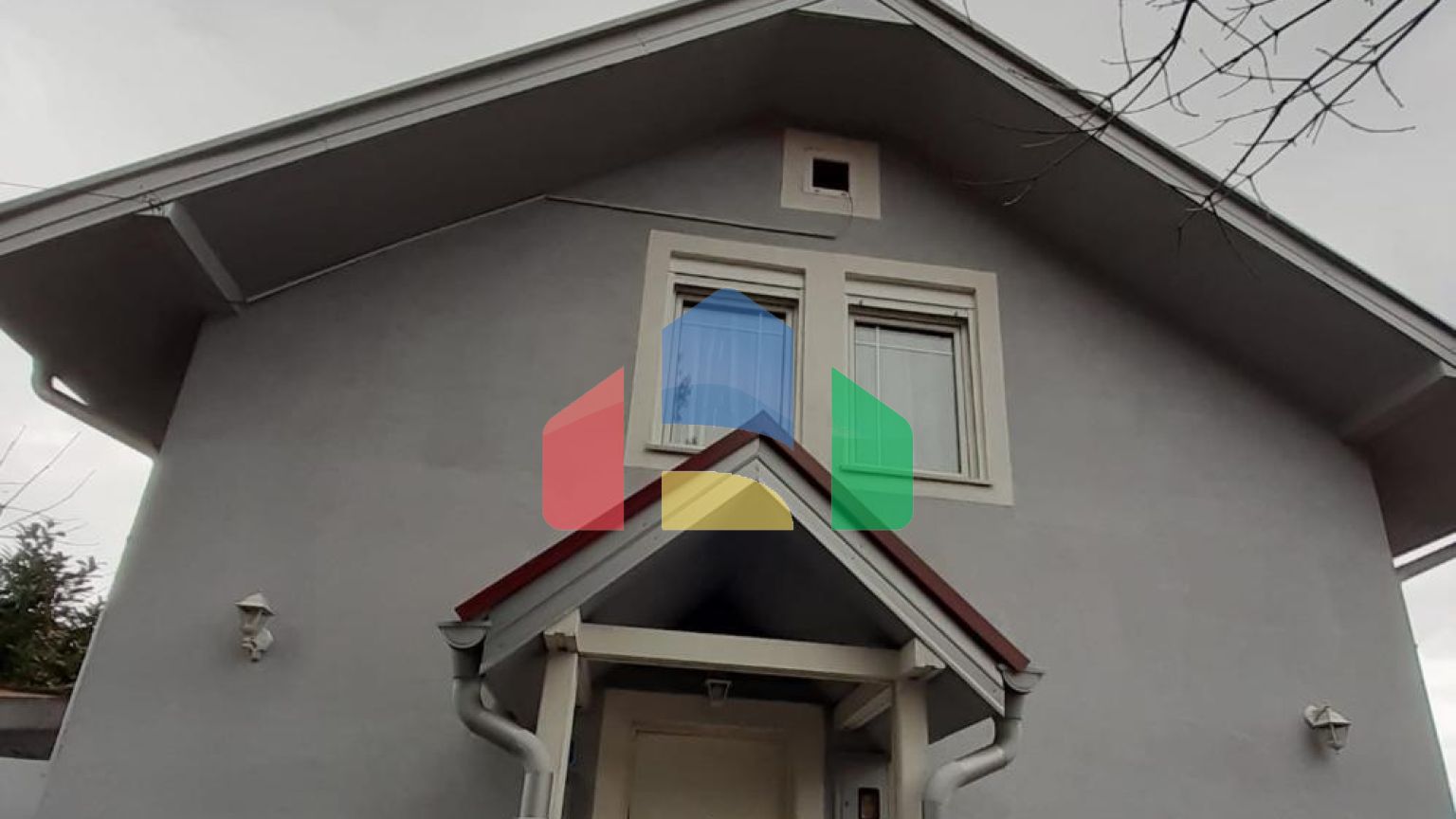 Двухэтажный дом с участком в Цетине.