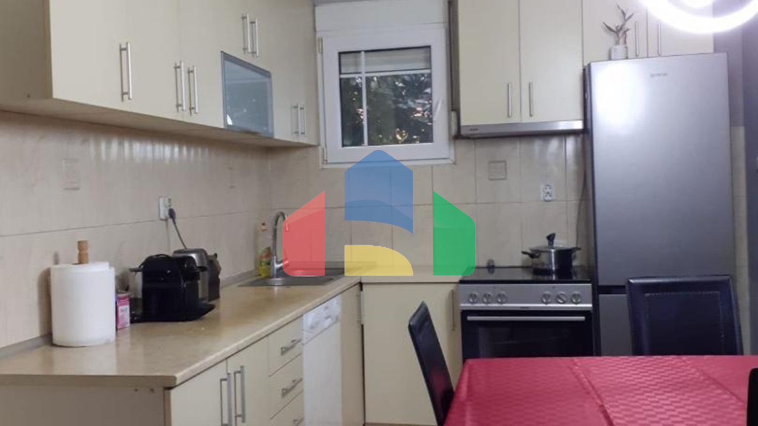 Двухэтажный дом с участком в Цетине.