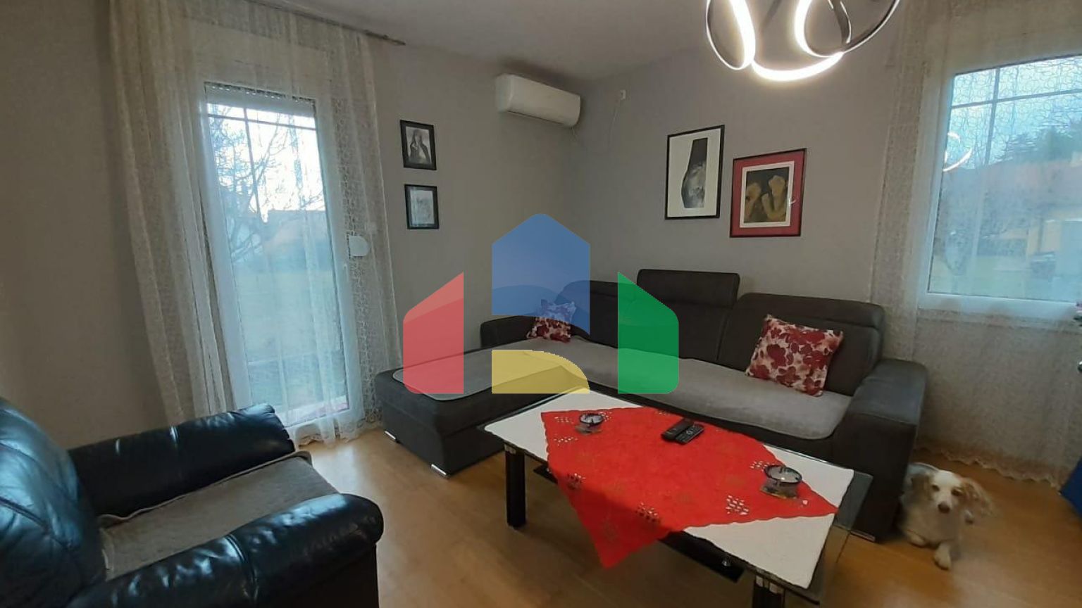 Двухэтажный дом с участком в Цетине.