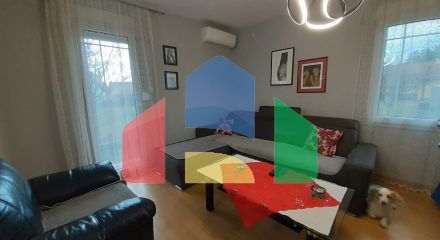 Двухэтажный дом с участком в Цетине.