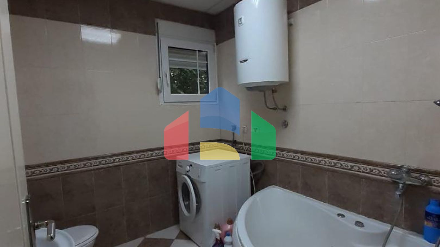 Двухэтажный дом с участком в Цетине.