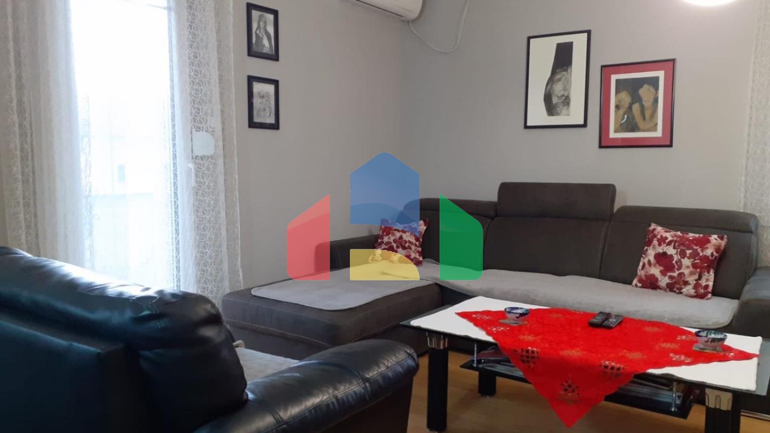 Двухэтажный дом с участком в Цетине.