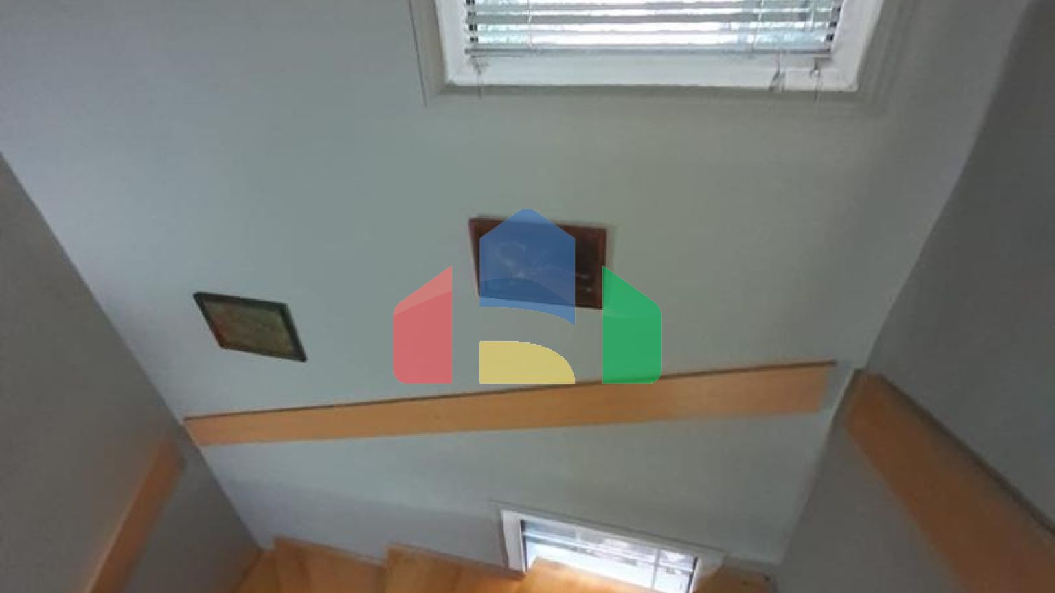 Двухэтажный дом с участком в Цетине.