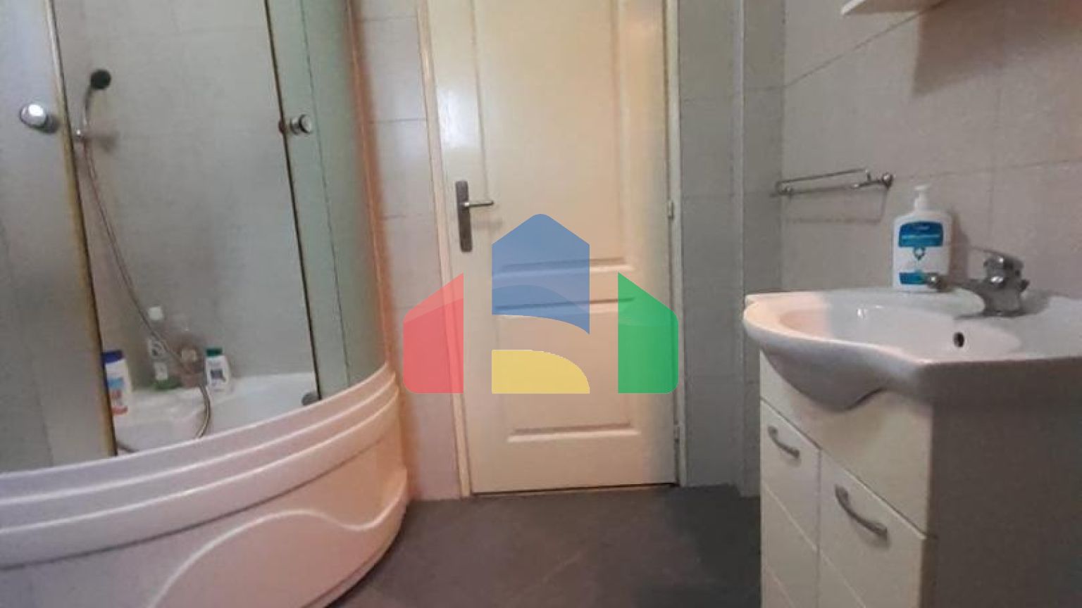 Двухэтажный дом с участком в Цетине.