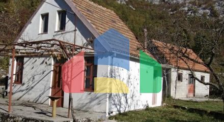 Дома расположены в 3 км от Цетине в тихой малонаселенной деревне