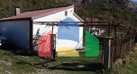 Дома расположены в 3 км от Цетине в тихой малонаселенной деревне