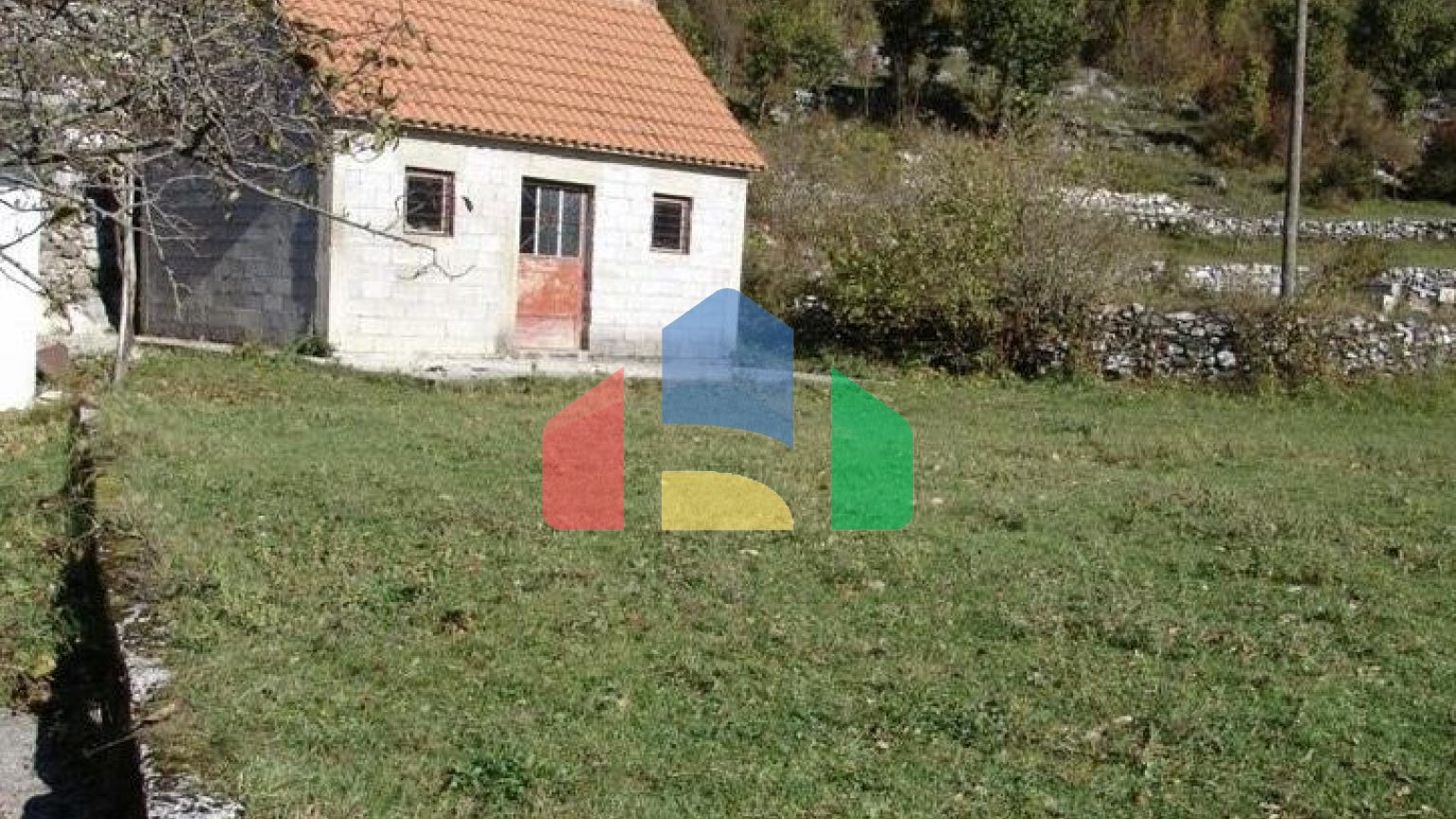 Дома расположены в 3 км от Цетине в тихой малонаселенной деревне