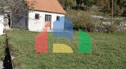 Дома расположены в 3 км от Цетине в тихой малонаселенной деревне