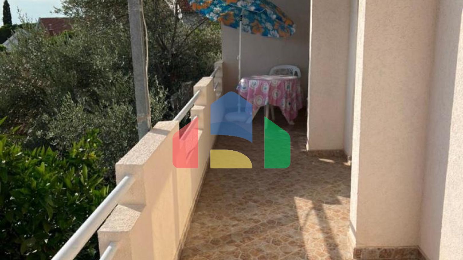 Трехэтажный дом с гаражом в Добра Вода