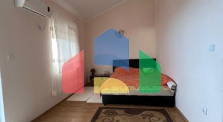 Трехэтажный дом с гаражом в Добра Вода