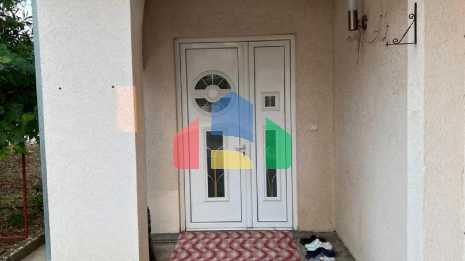 Трехэтажный дом с гаражом в Добра Вода