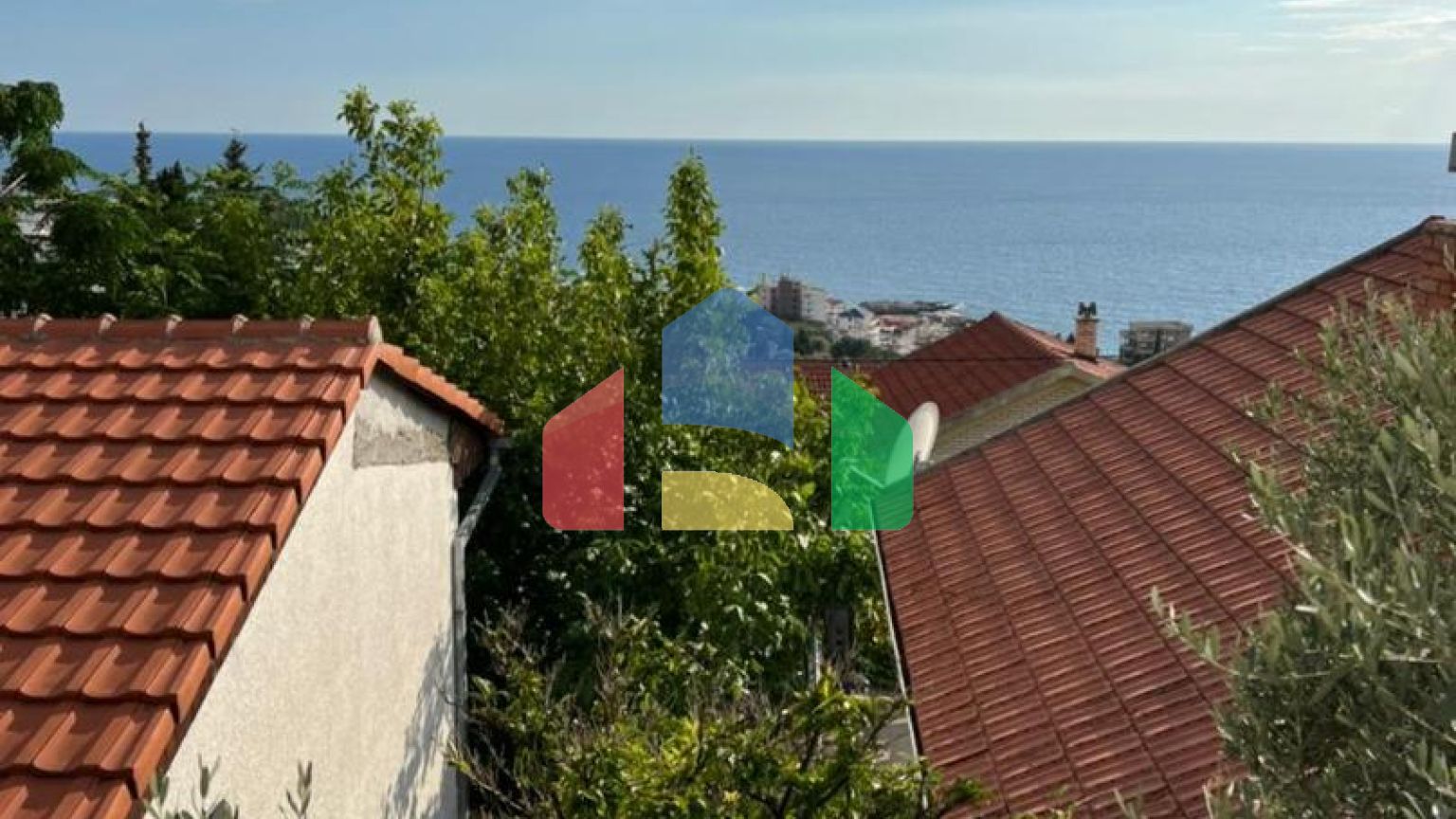 Трехэтажный дом с гаражом в Добра Вода