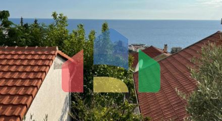 Трехэтажный дом с гаражом в Добра Вода