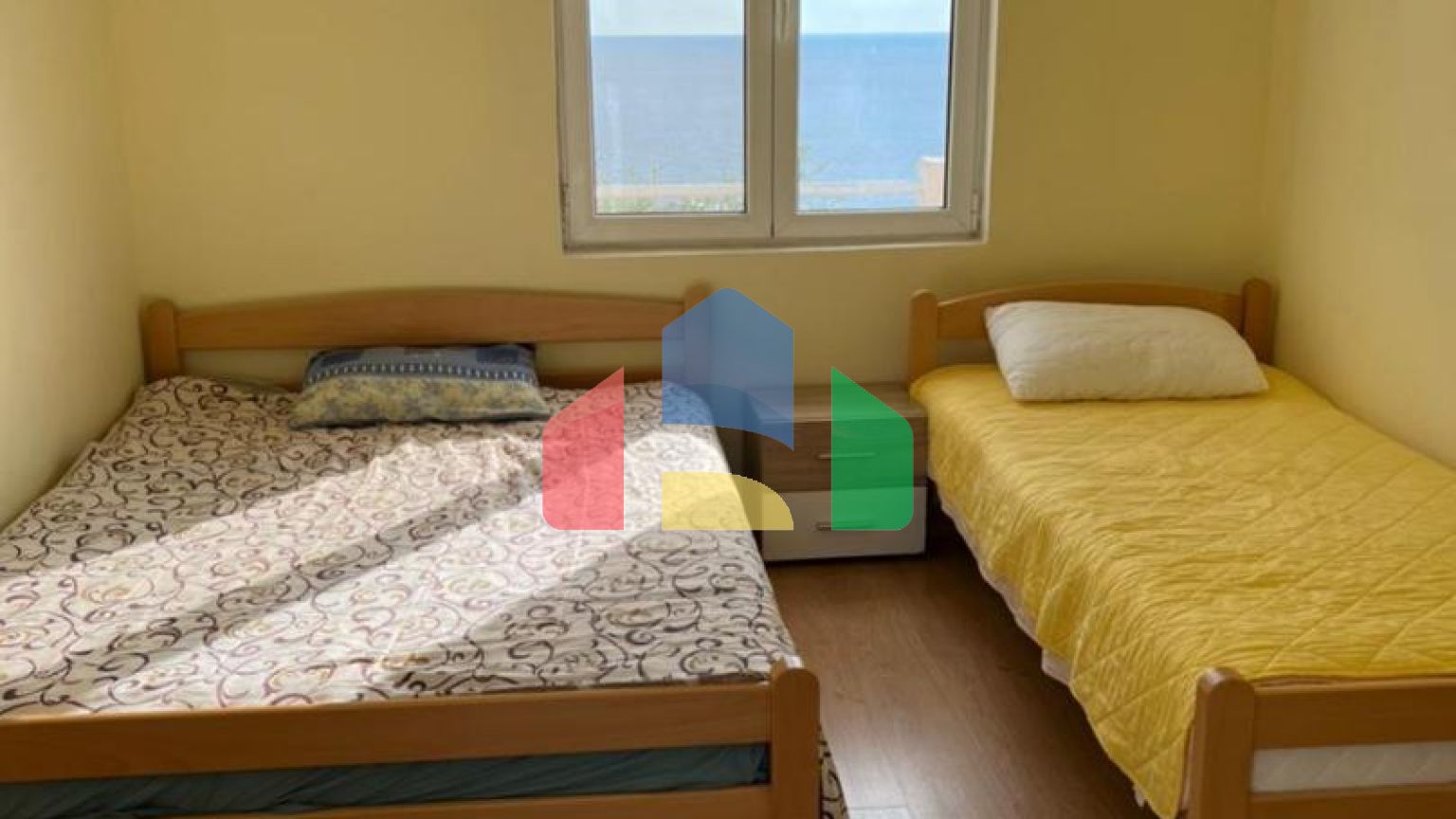 Трехэтажный дом с гаражом в Добра Вода