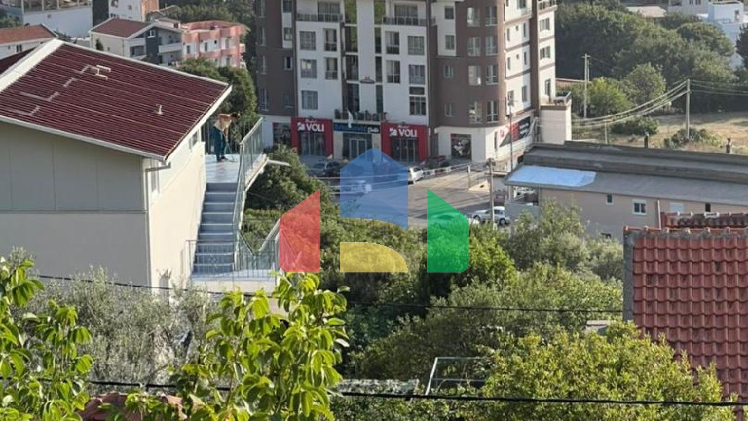 Трехэтажный дом с гаражом в Добра Вода