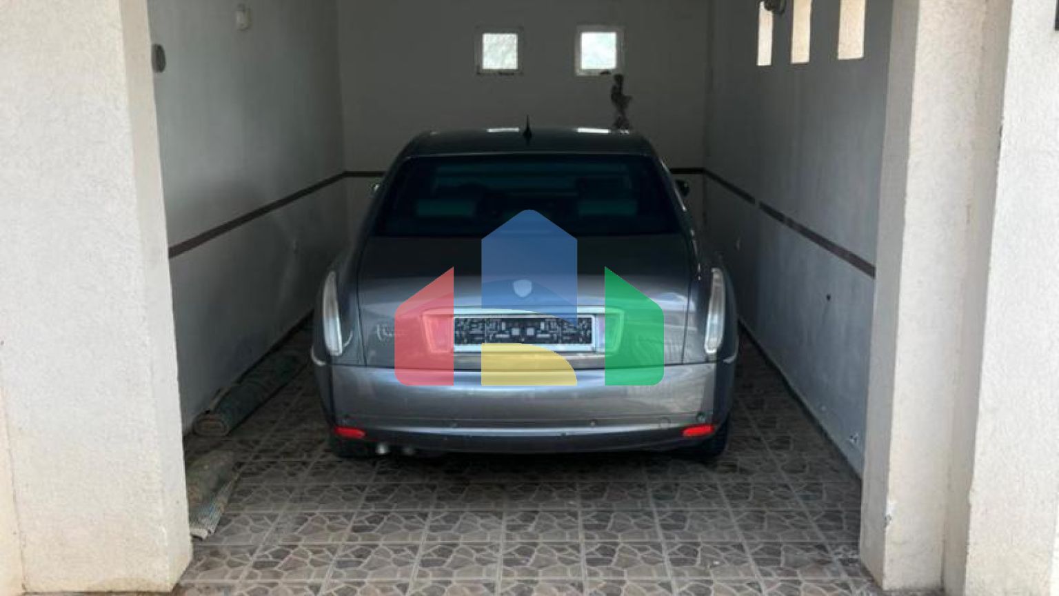 Трехэтажный дом с гаражом в Добра Вода