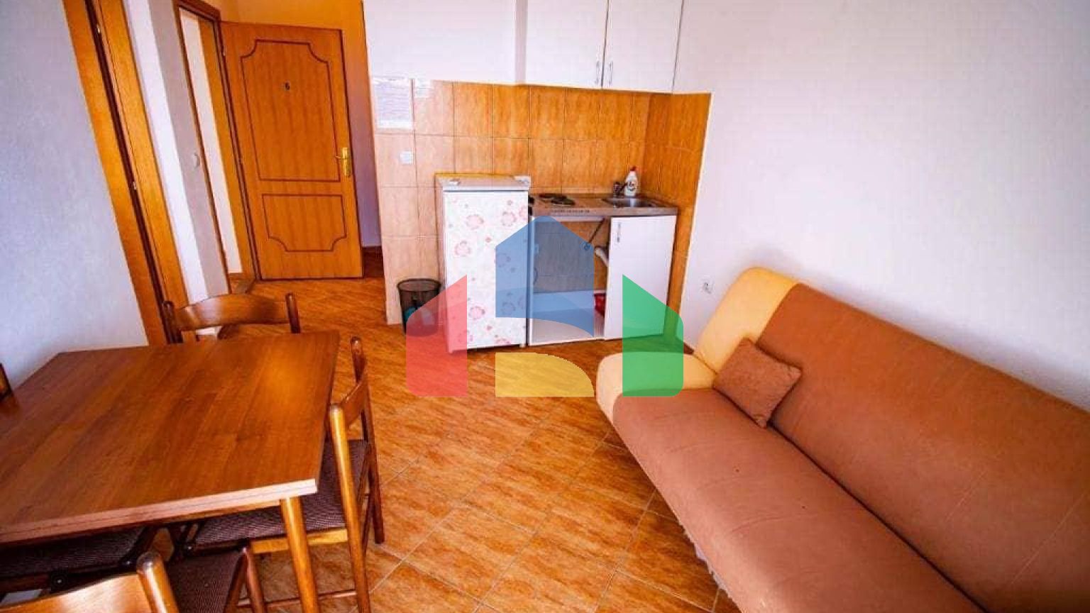 Трехэтажный отель с семью апартаментами в Добра Вода, Бар