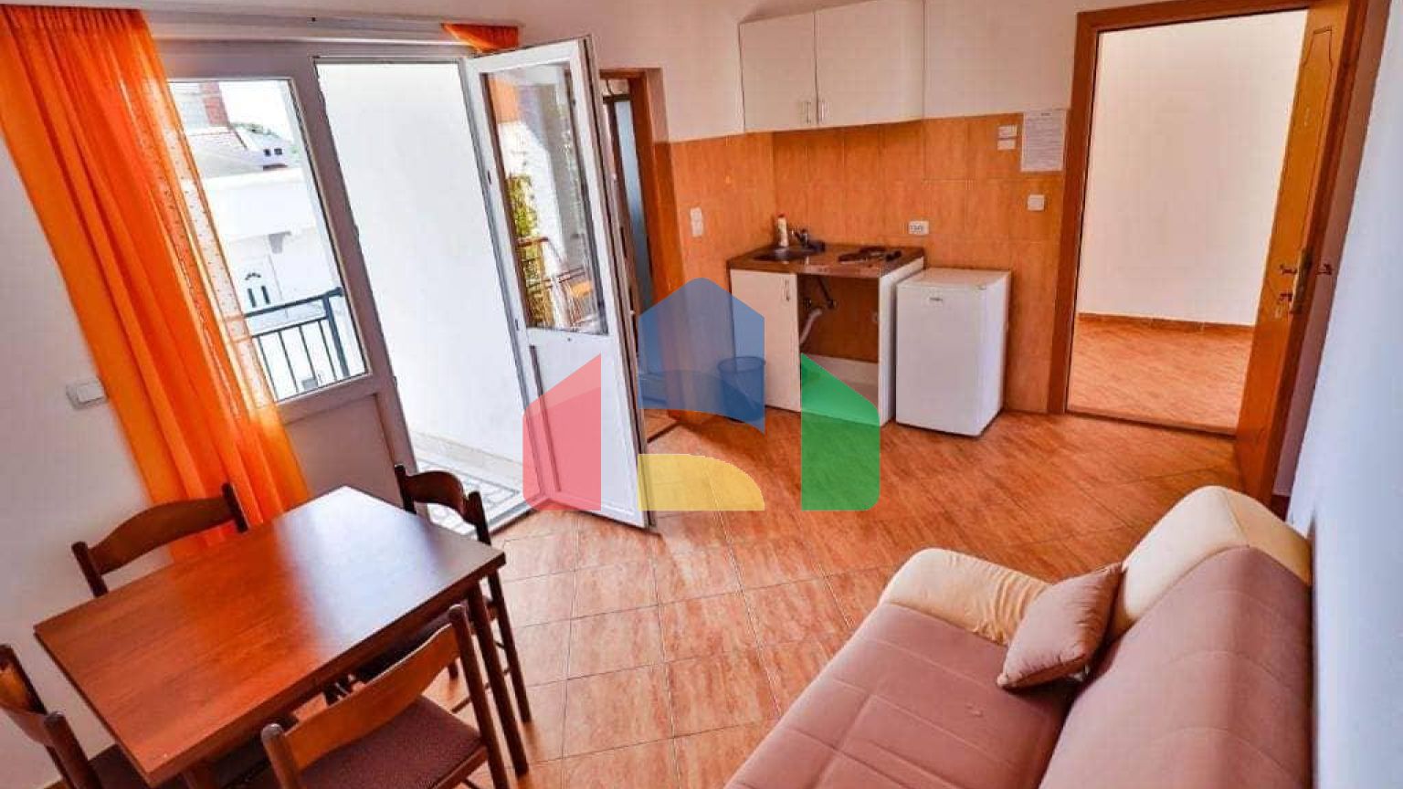 Трехэтажный отель с семью апартаментами в Добра Вода, Бар