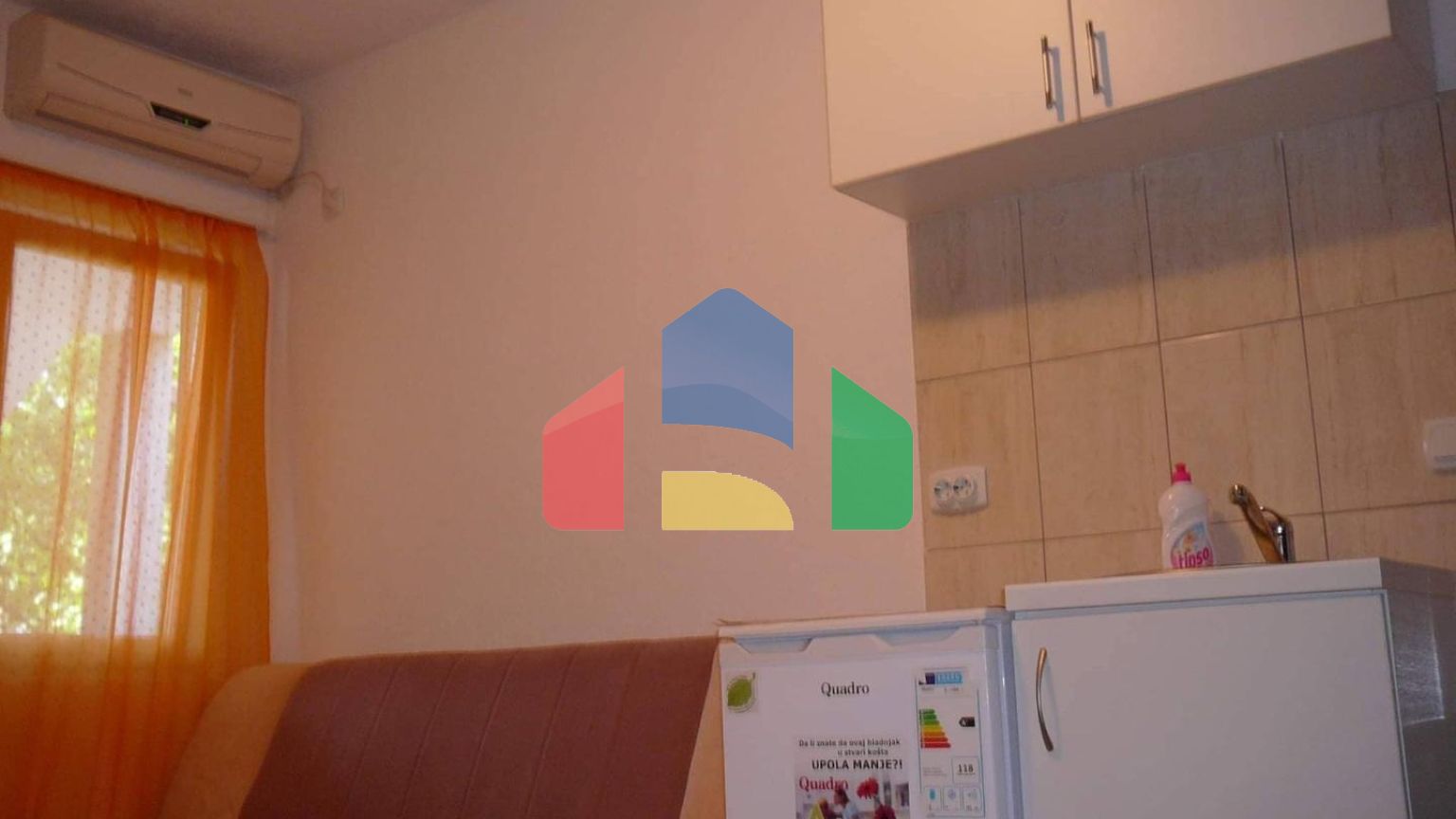 Трехэтажный отель с семью апартаментами в Добра Вода, Бар