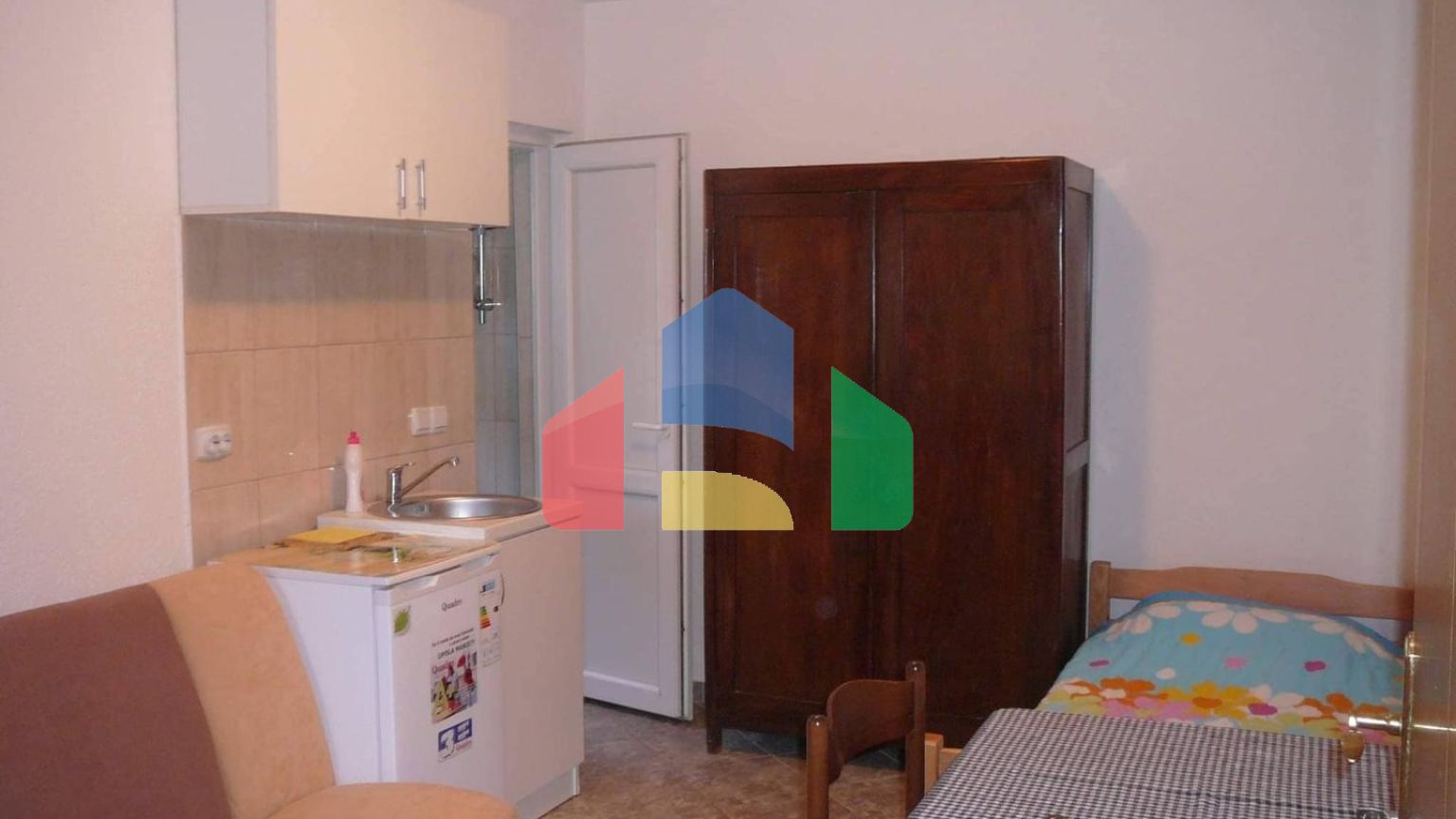 Трехэтажный отель с семью апартаментами в Добра Вода, Бар