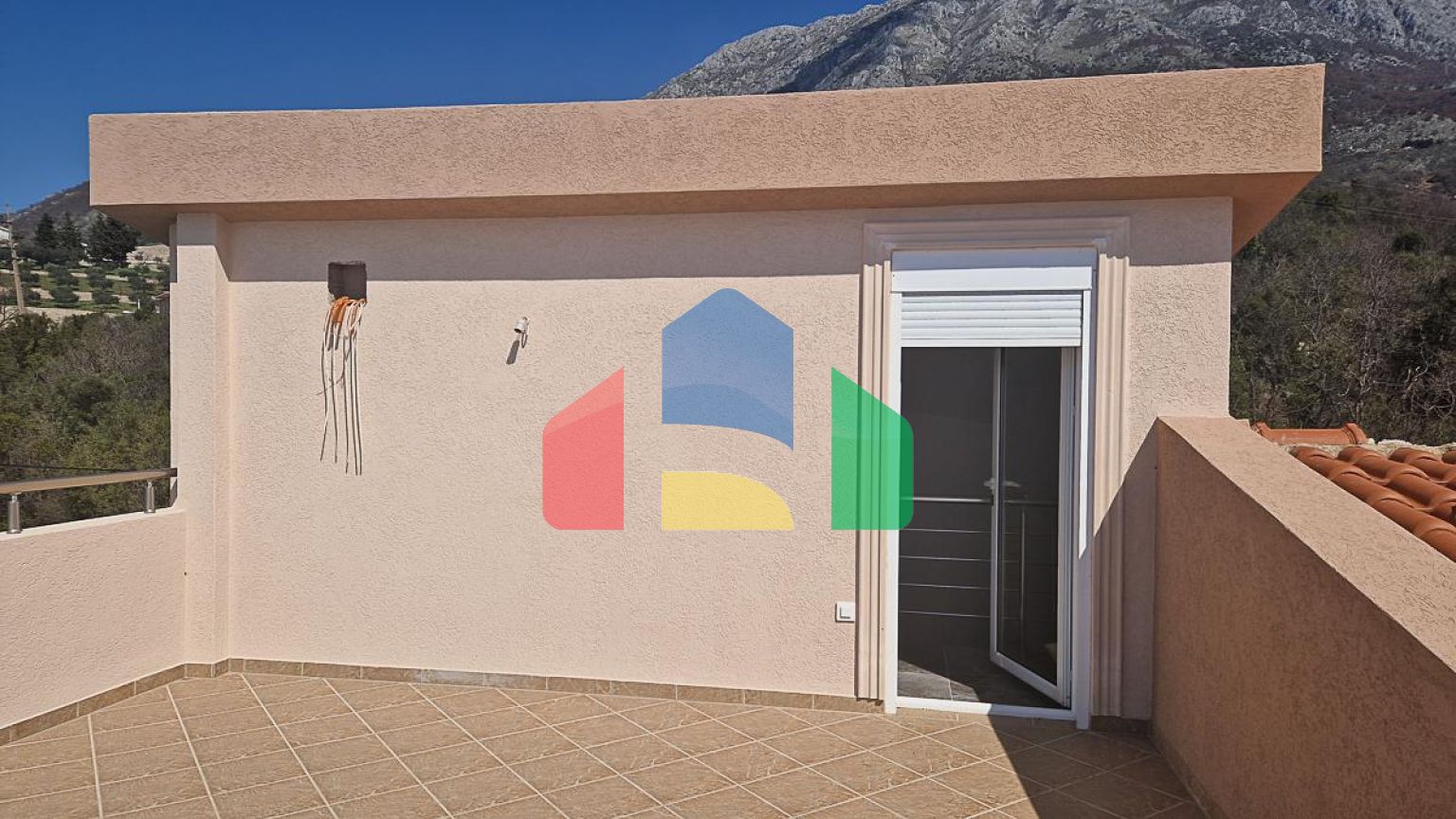 Две новые идентичные четырехэтажные виллы с бассейном в Добра Вода, Бар