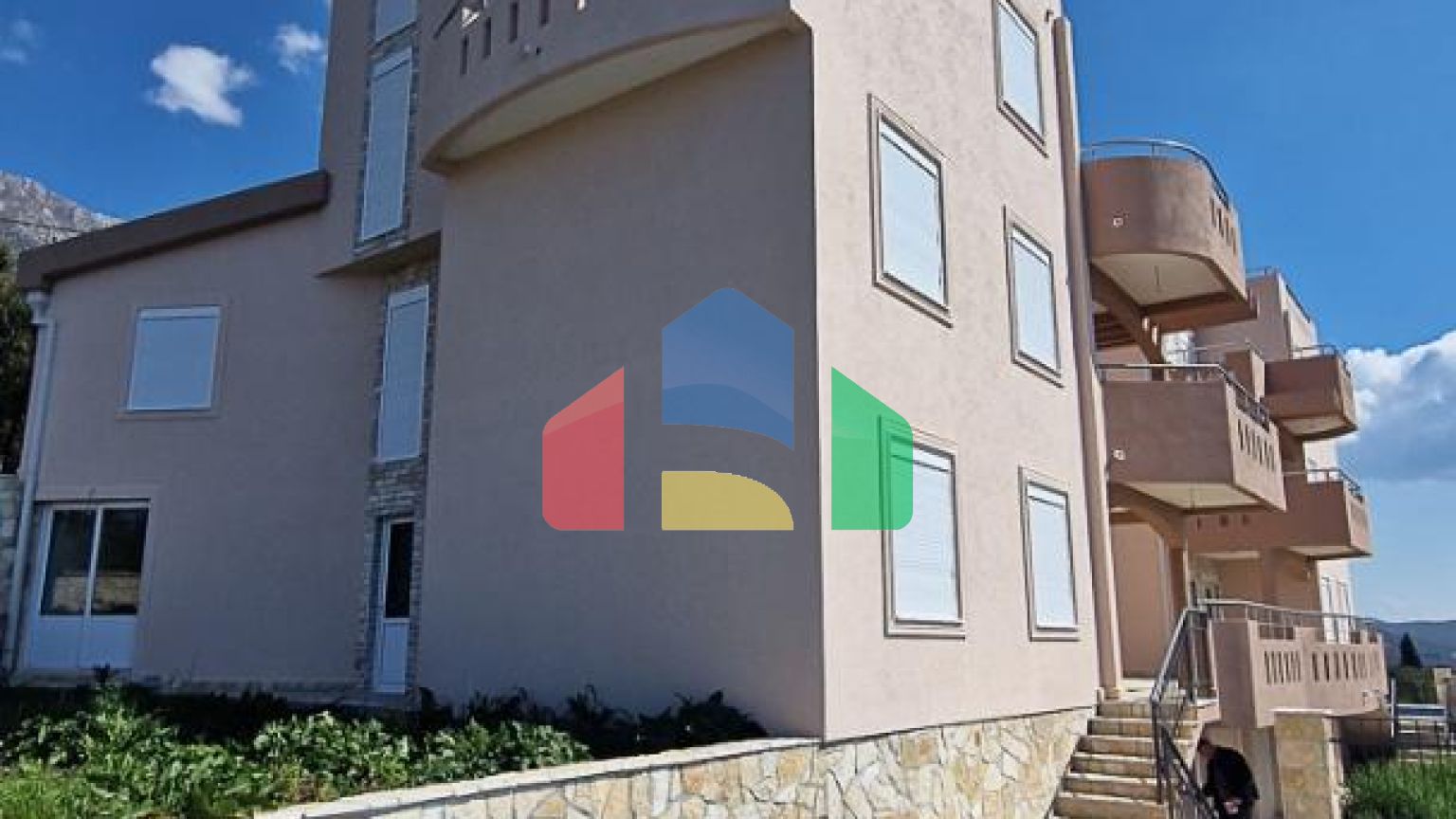 Две новые идентичные четырехэтажные виллы с бассейном в Добра Вода, Бар