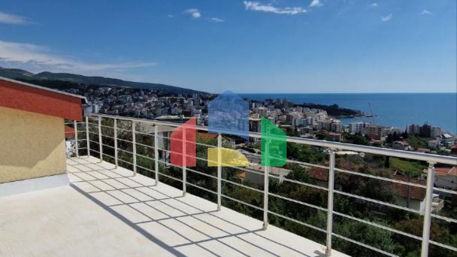 Четырехэтажный семейный дом с потрясающим видом на морев Добра Вода