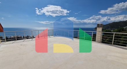 Четырехэтажный семейный дом с потрясающим видом на морев Добра Вода