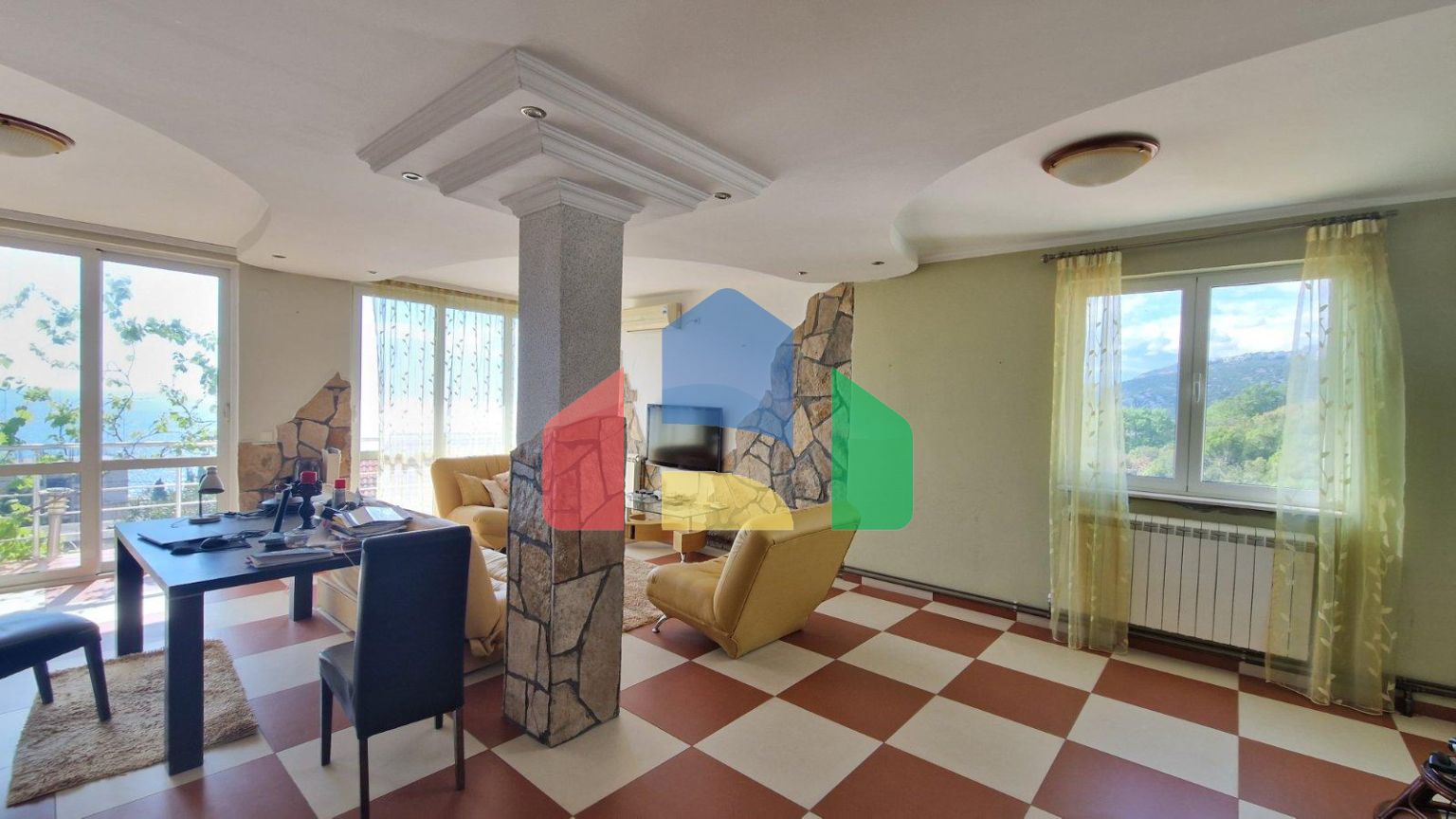 Четырехэтажный семейный дом с потрясающим видом на морев Добра Вода