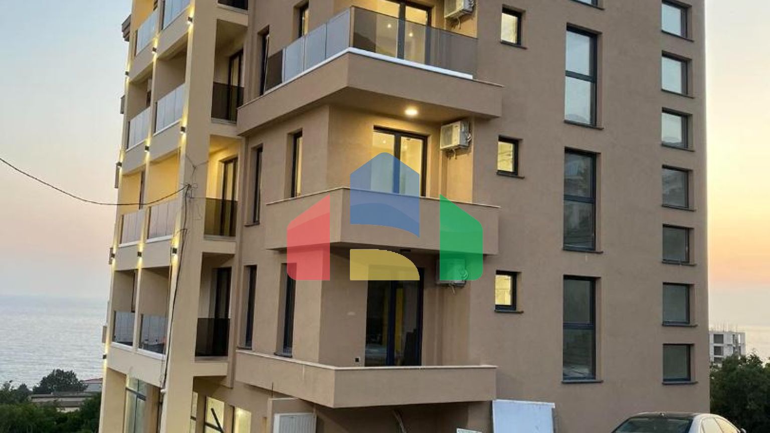 Новый современный отель в Добры воды с бассейном и видом на море.