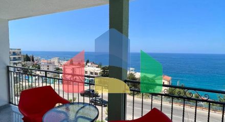 Отель с рестораном и бассейном всего в 100 метрах от моря в Добры Воды.