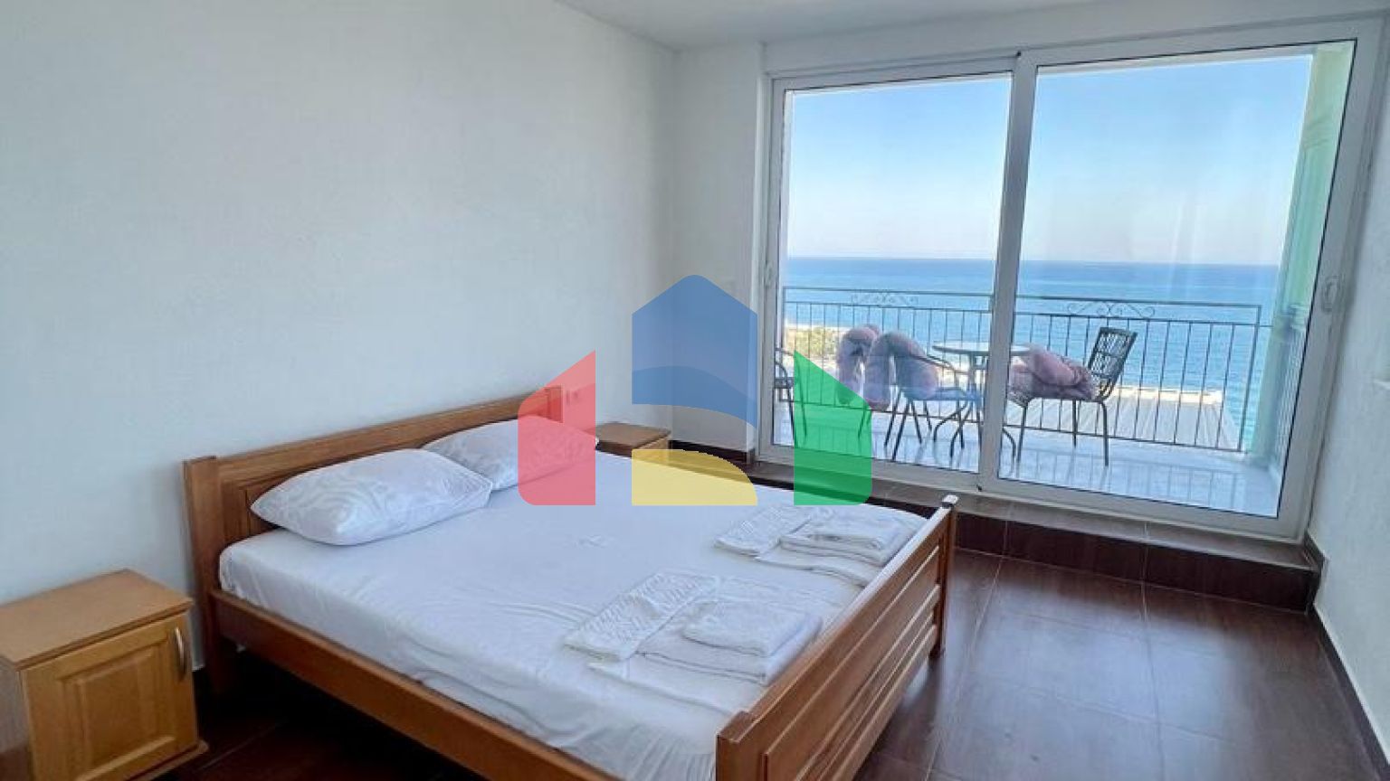 Отель с рестораном и бассейном всего в 100 метрах от моря в Добры Воды.