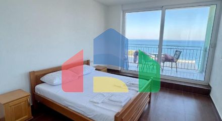 Отель с рестораном и бассейном всего в 100 метрах от моря в Добры Воды.