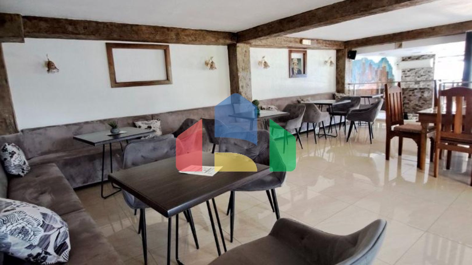 Отель с рестораном и бассейном всего в 100 метрах от моря в Добры Воды.